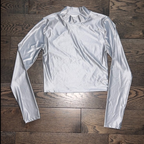 Aritzia Babaton satinette silver long sleeve crop top - Picture 2 of 4